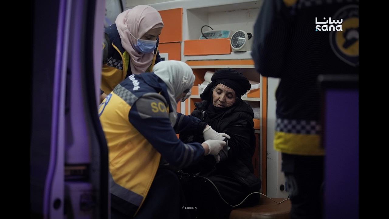 الدفاع المدني يقدم الخدمات الطبية اللازمة للسوريين العائدين من لبنان عبر منفذ جوسية بريف حمص