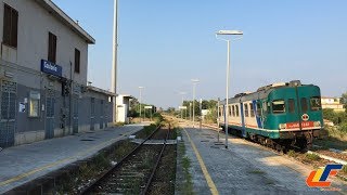 Un paio di treni nella stazione di Caulonia (RC)