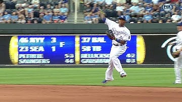 HOU@KC: Escobar makes an athletic spin-and-throw play