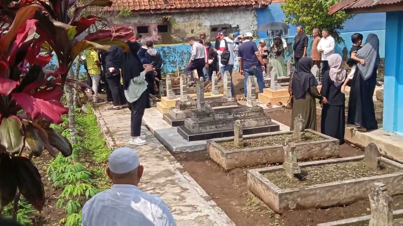 Menunggu kedatangan jenazah  bapa Haji mumung‼️