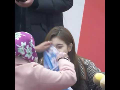 Heboh!!! Artis cantik korea Bae Suzy dipakaikan hijab oleh fansnya asal indonesia