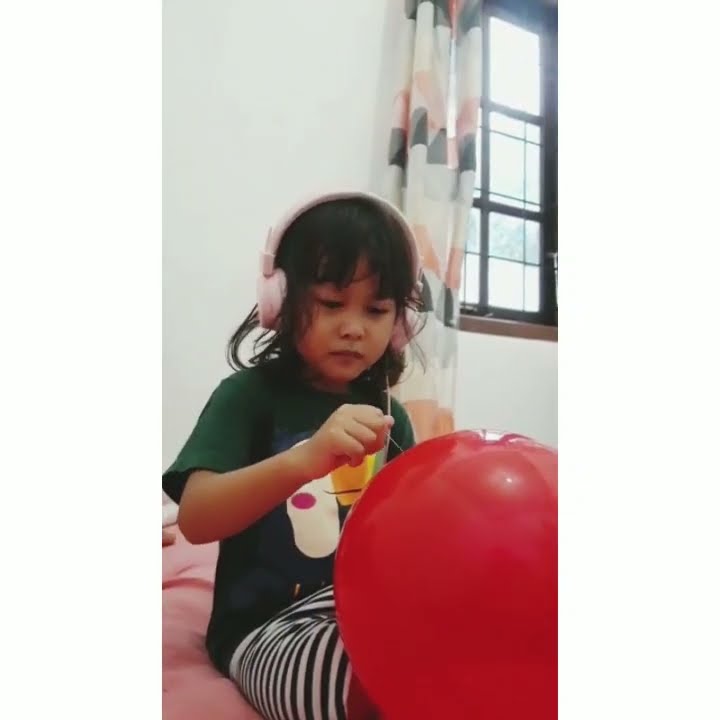 Percobaan menusuk balon dengan jarum pentul 😱😱😱