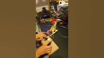 Brazo robótico con joystick