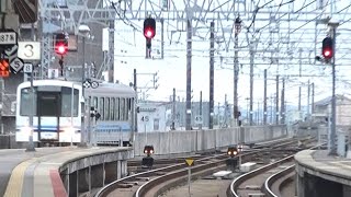 終点の出雲市駅に到着する1両編成の山陰本線上りキハ120形