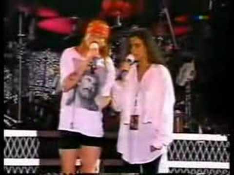 People Throwing Things Makes Axl Rose Stop The Show During Nightrain