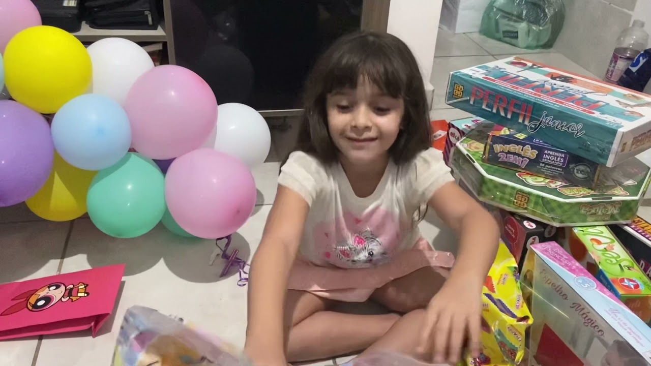 Abrindo os Presentes ( Aniversário da Millena 6 anos )