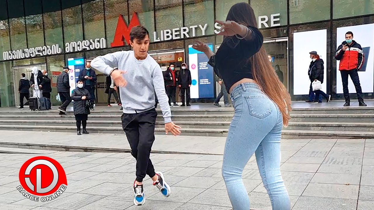 Qora erkakning anusidagi ikkita xoroz