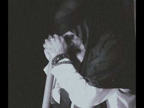 مسكين في الحضرة أكرموه بنظرة