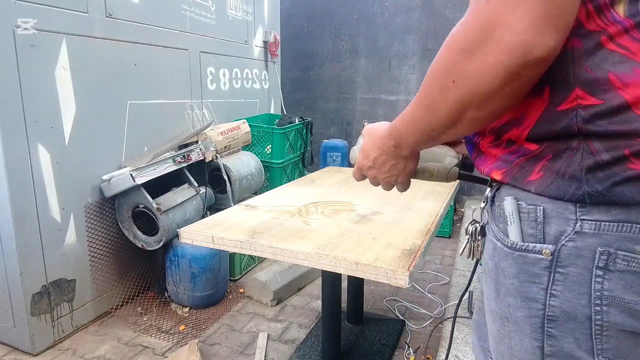 Реставрация старого стола в ресторане 