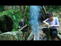 Fishing with bamboo spikes  build an emergency shelter by the stream  bushcraft survival