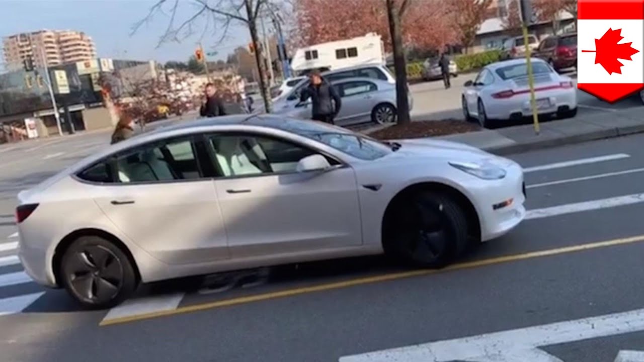 Driverless Tesla drives itself through parking lot TomoNews YouTube