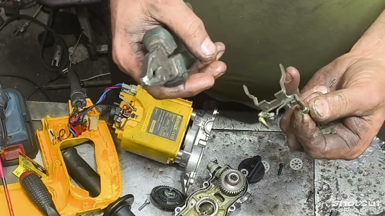 Перфоратор DeWALT D 25404 не включается вращение 