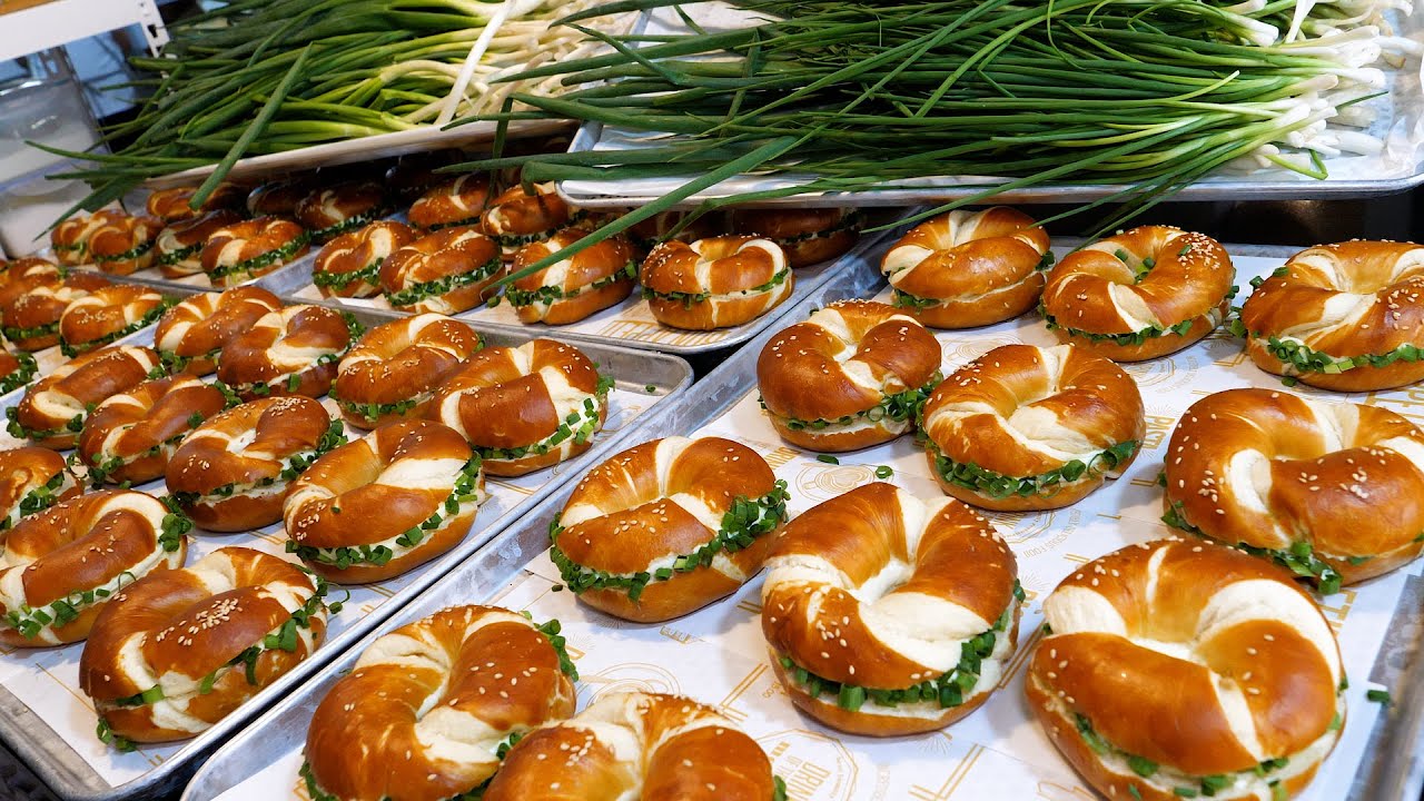 ⁣속재료 듬뿍 들어간 맛없없 조합! 빵덕후들이 오픈런하는 크림치즈 대파베이글 만들기 cream cheese bagel with scallion - korean street food