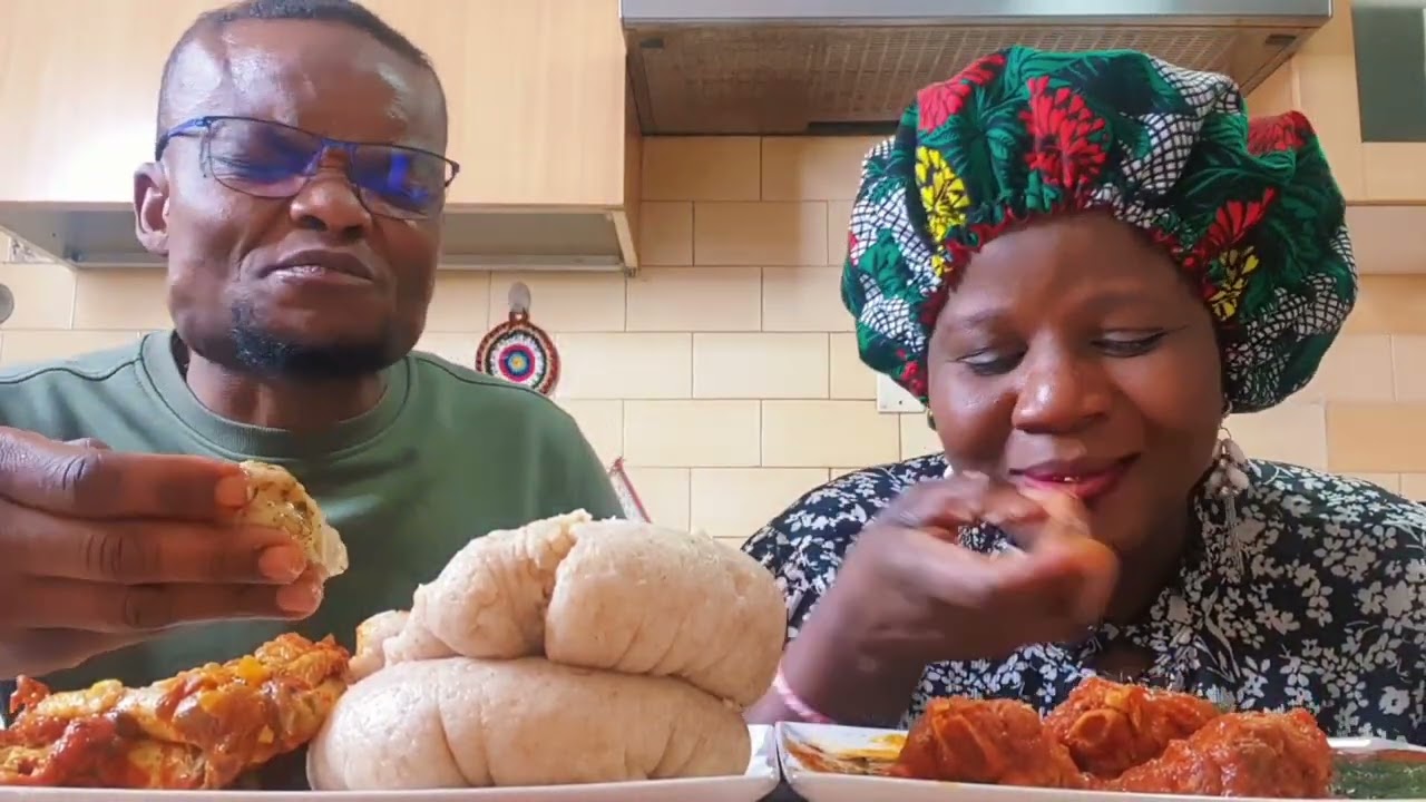 АСМР ем пшеничный суп фуфу и эведу, а также рагу в стиле африканской кухни Мукбанг