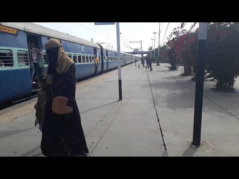 22959 Surat Jamnagar Intercity arriving at Miyagam Karjan station behind GZB WAP4