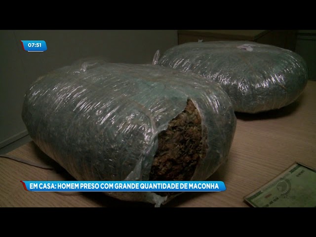 Homem de 47 anos foi preso com uma grande quantidade de maconha dentro de casa