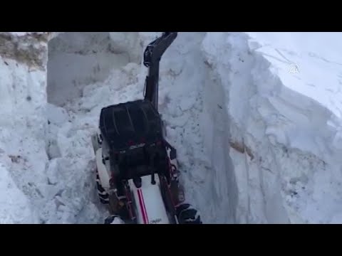 VAN - Bahçesaray'da kar kalınlığı iş makinelerinin boyunu aştı