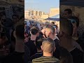 احمد السعدني ينفعل على المصورين في جنازة والده صلاح السعدني بالمقابر