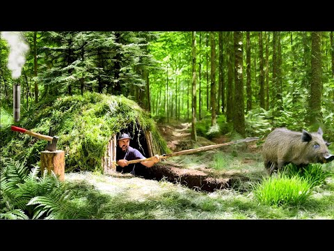 Видео: Строительство землянки в глубоком лесу