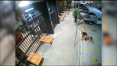 Cụ bà tung đòn kẹp cổ tên cướp giật túi xách