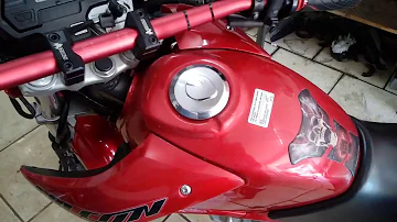 O que tira mancha de gasolina no tanque?