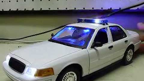 Custom ordered 1:18 scale MotorMax Ford Crown Vic with working lights and siren