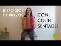 Ejercicios brazos con un cojín para gente mayor