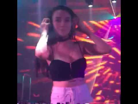 Nữ DJ Việt Nam Sexy lắc vếu quẩy cực xung trong Bar - YouTube