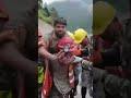 🚨👷‍♂️ RESCATAN con vida a dos trabajadores tras 10 DÍAS ATRAPADOS en un túnel en Nepal