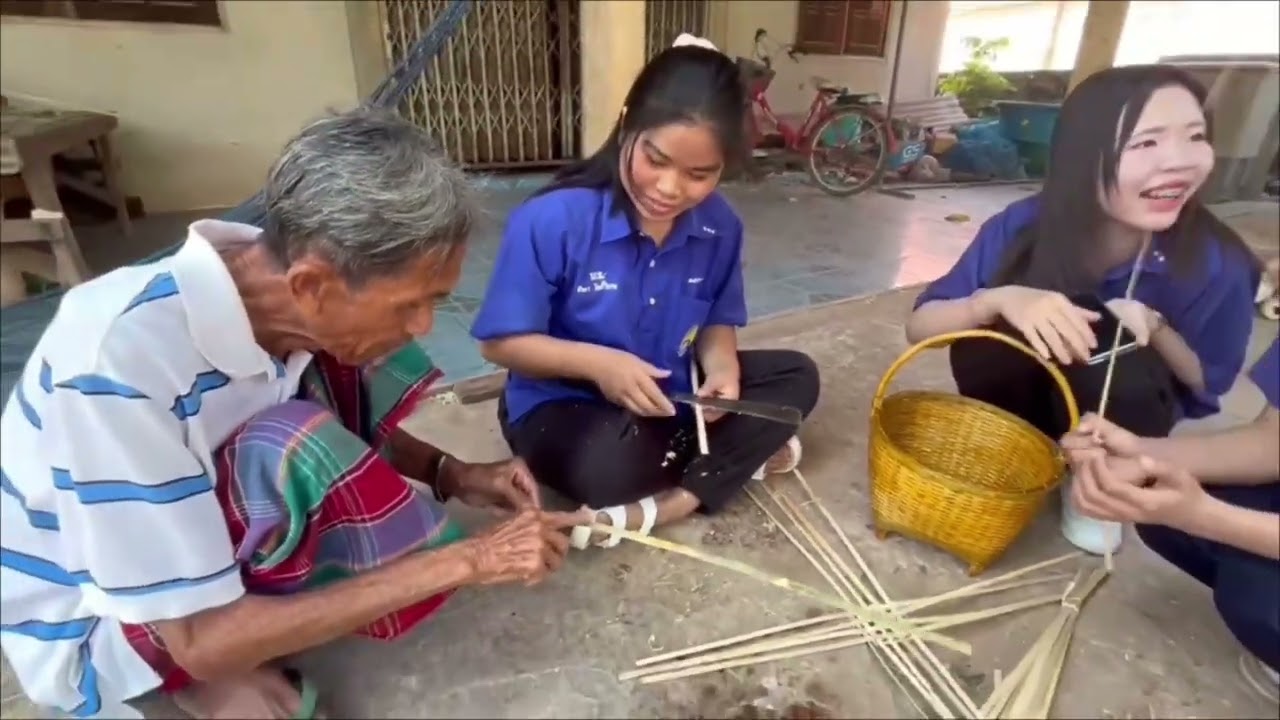 การศึกษาวิธีการทำสานตระกร้าจากไม้ไผ่ ชั้นมัธยมศึกษาปีที่ 6/5 โรงเรียนบัวขาว