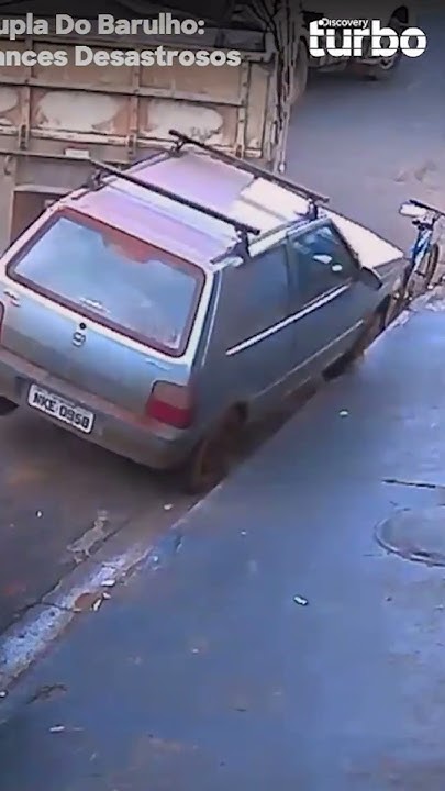 Caminhão em marcha ré não consegue frear e bate em uma loja