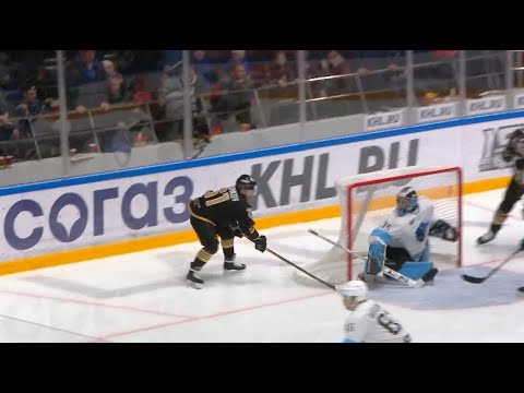 Горшков сравнивает счет классным голом / Gorshkov spins around the net to score