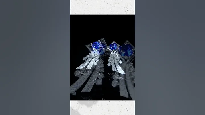 夜璨流星蓝宝石耳环项链，运用几何线条元素设计，深邃神秘的蓝宝石化作浩瀚星辰，星星点点的钻石是流星划过遗留的痕迹，华丽而优雅#蓝宝石#宝石#彩色宝石 - 天天要闻