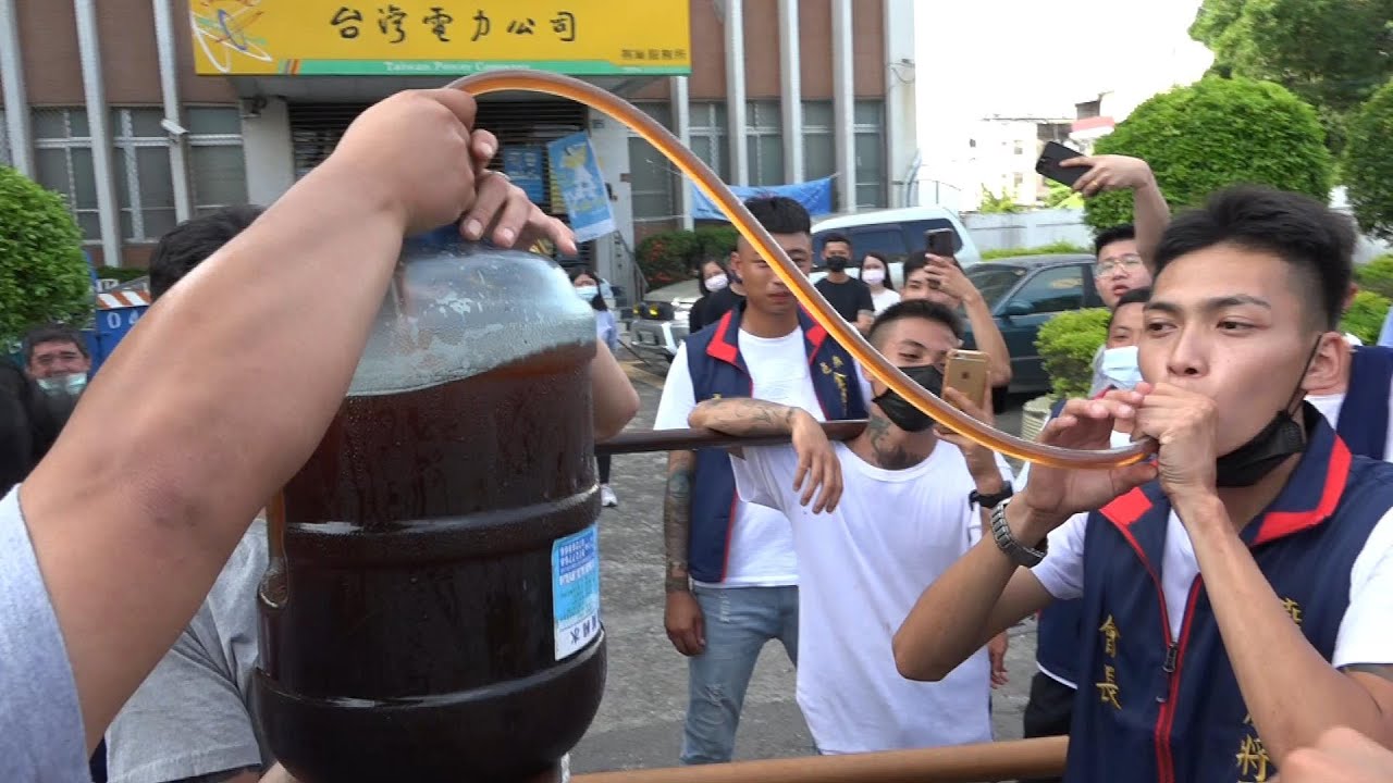 兄弟來喝酒!超大桶保力達一次吸光光?喝到警察大人都來了!☆飲酒過量有礙健康☆