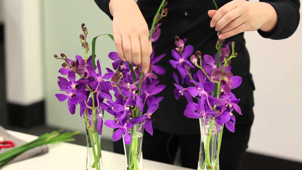 How To Make a Table Flower Arrangement How To Make a Table Flower Arrangement