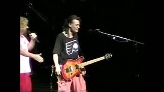 ...When Ed astonished Sam w/ a jersey & scolded Mike for a jersey during VH 2 Reunion Tour.