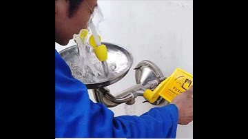 High quality SS304 wall mounted type eyewash station. Keep your eyes safe .
