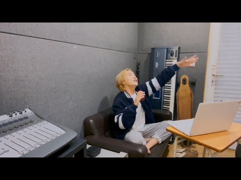 [ONEWE] Dongmyeong watching and singing along to 소행성 (Parting) MV (원위 - 동명)