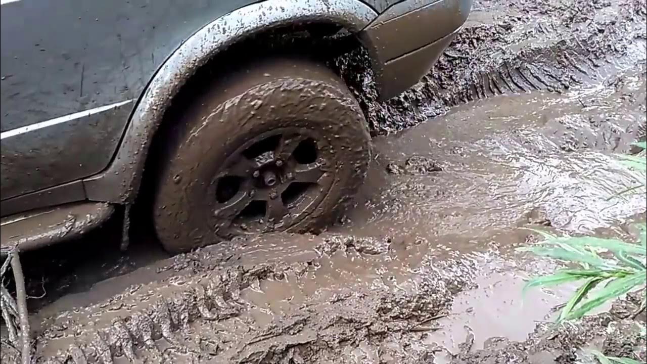 В грязи буксовали машины