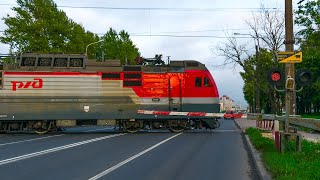 Railway crossing.Two-section electric locomotive with freight train/Электровоз с грузовым. Петербург