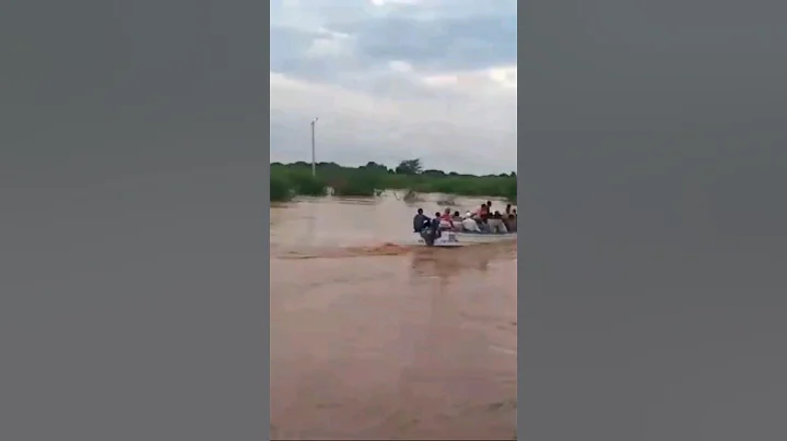 Moments the ill-fated boat carrying 53 passengers departs before it was swept away by the floods - DayDayNews