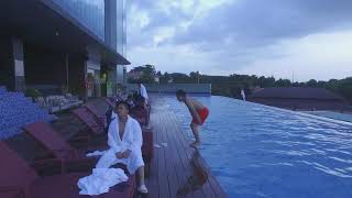 Indahnya Pemandangan kolam Renang Hotel Batam Bareng Tante semok