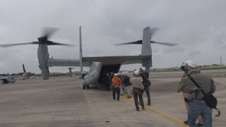 飛行中の機内を公開 普天間で米海兵隊
