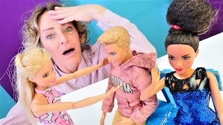 Spielspaß mit Barbie und Nicole. Kens Ex Freundin beim Schultreffen. Puppen Video auf Deutsch Resimi