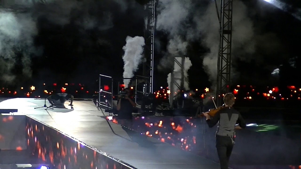 Alexander Rybak mikrofonbakija a debreceni Karneváléj során