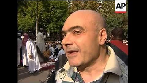 Thousands of Muslims disobey city ban and hold prayers in central piazza