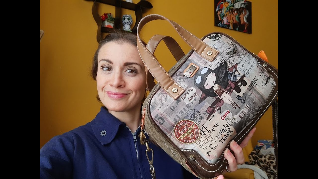 WHAZ IN MY BAG? - COSA C'É NELLA MIA BORSA? 👜 😀