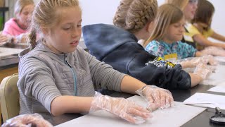 Dissect squid in this Oregon Sea Grant class for kids