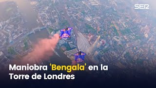 Dos paracaidistas atraviesan el Puente de la Torre de Londres con la compleja maniobra 'bengala'