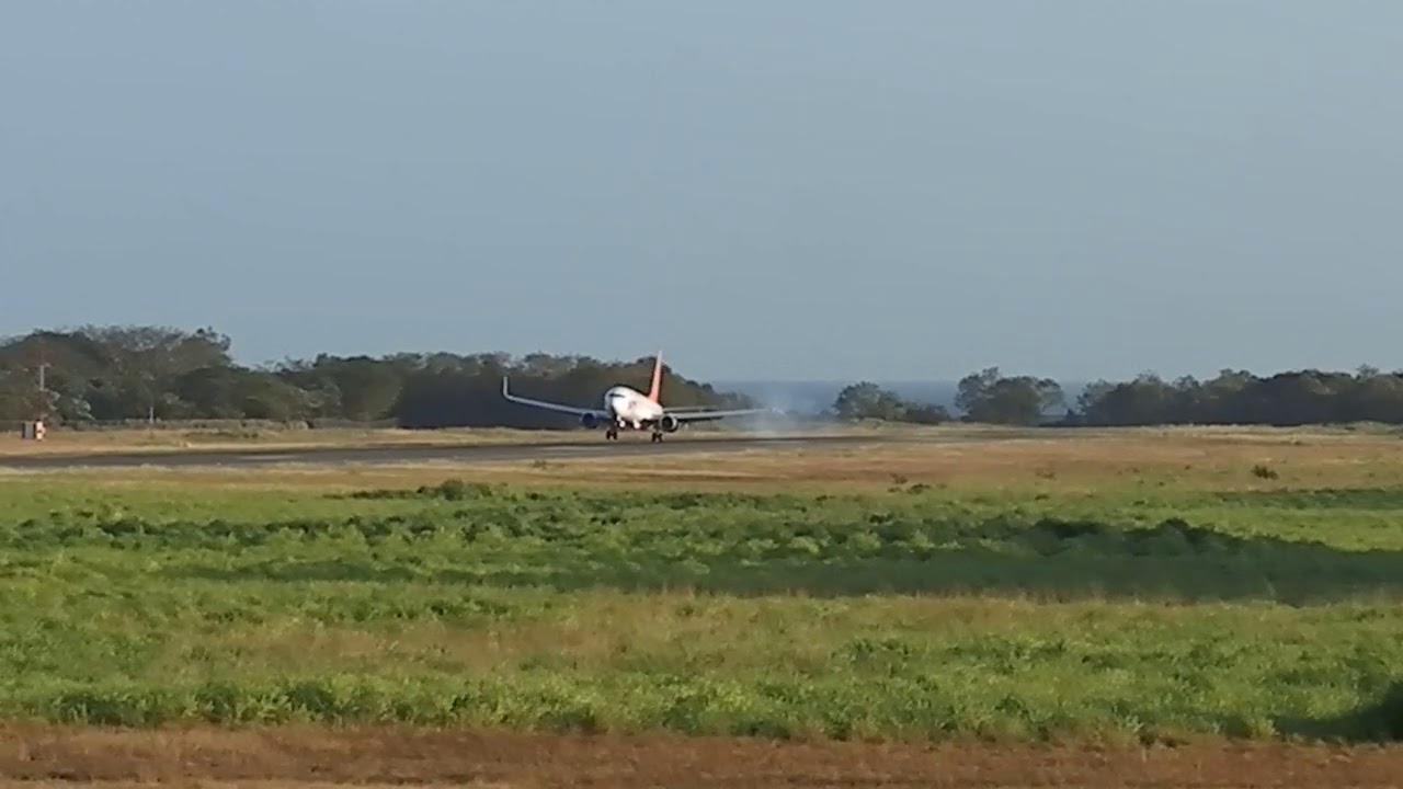 Aterrizaje Sunwing Boeing 737-800 en el Aeropuerto Internacional ...